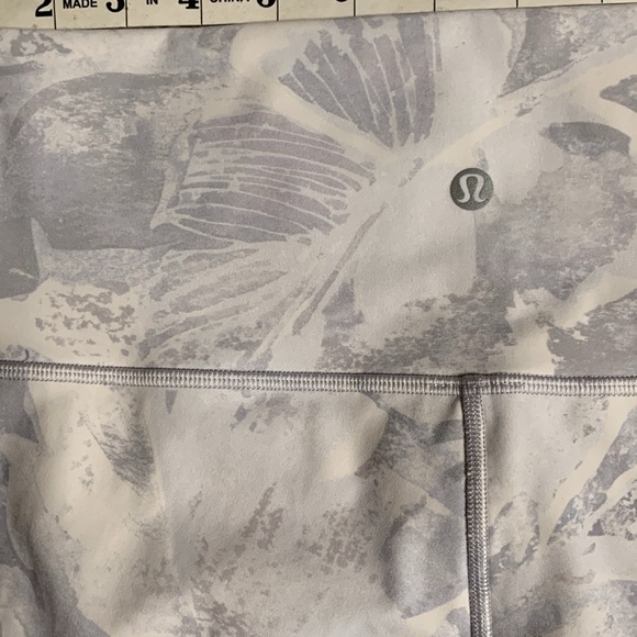 Like New - Lululemon- White Floral- Size 10 Wunder Unders - Picture 5 of 13
